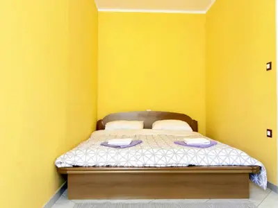 Das Schlafzimmer mit Doppelbett an den Wohnbereich angebaut (open space)
