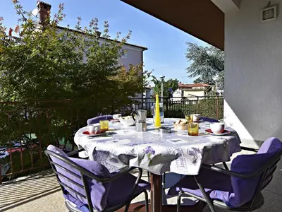 Die großzügige Terrasse mit Gartentisch und Stühlen ist ideal für Ihr Frühstück genießen
