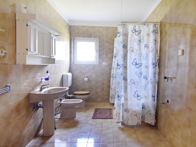 Das Badezimmer mit Badewanne, Bidet, Waschbecken und Toilette