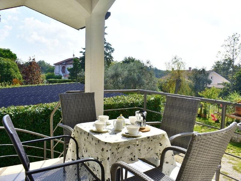 Die Terrasse mit Tisch und 4 Stühlen und einem herrlichen Blick auf die umliegende Natur.