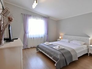 Das Schlafzimmer mit Doppelbett (160x200), 2 Nachttischen und Nachtlampen.