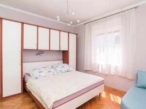 Das Schlafzimmer mit Doppelbett, Brückenschrank, Sofa, Klimaanlage
