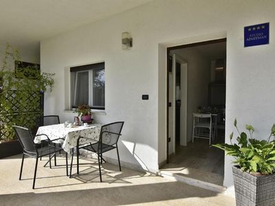 Die Terrasse ist mit Tisch und Stühlen ausgestattet, auf der Sie morgens Kaffee trinken können, während Sie das kleine W