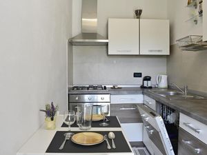 Die moderne Küche mit Backofen, Küchenabzugshaube, 3 Gasbrennern, einem Elektro- und Geschirrspüler