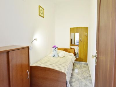 Schlafzimmer 2 mit Einzelbett 80x200 und Kleiderschrank