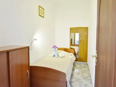 Schlafzimmer 2 mit Einzelbett 80x200 und Kleiderschrank