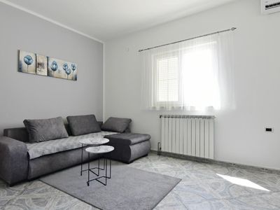 Das Schlafsofa für zwei Personen und Couchtisch im Wohnzimmer