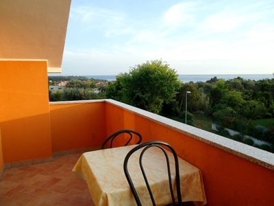 Der Balkon mit Meerblick ist mit Tisch und Stühlen ausgestattet