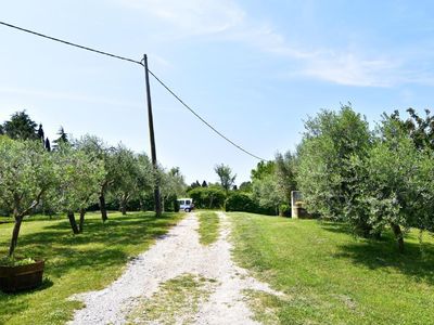 Der Weg im Garten von der Rückseite des Hauses führt zur Straße und zum Strand