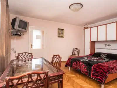Das Studio mit Doppelbett, Esstisch mit 4 Stühlen und TV