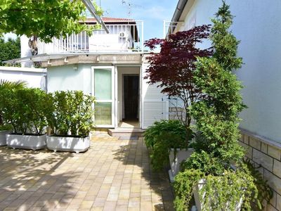 Der Eingang zur Wohnung mit angrenzender Terrasse.