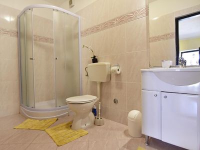 Das komplette Badezimmer mit Dusche, WC und Waschbecken mit Schrank und Spiegel