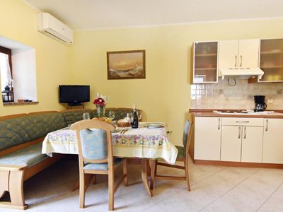 Der Essbereich, ausgestattete Küche, Klimaanlage und Sat-TV