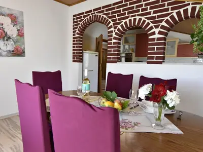 Das Esszimmer mit Tisch und Stühlen ist von der Küche getrennt.
