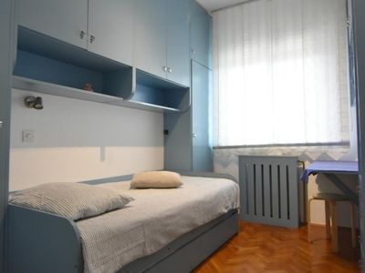 Das Schlafzimmer mit Einzelbett 90x190, Schreibtisch, Nachtlampe, Brückenschrank