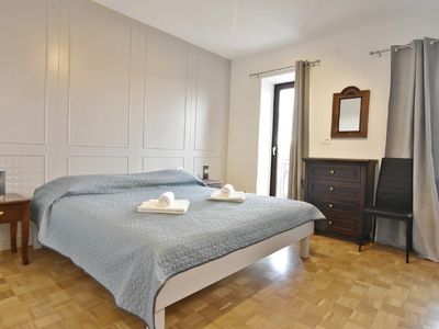 Schlafzimmer 1 im ersten Stock mit Doppelbett, Kleiderschrank, Spiegel, Kommode