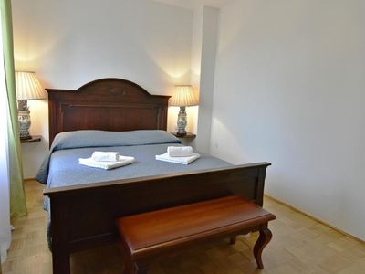 Schlafzimmer 2 im ersten Stock mit Doppelbett und zwei Nachtlampen