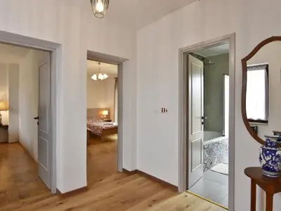 Der Vorraum im ersten Stock mit Zugang zu den Schlafzimmern 2 und 3 und zum Badezimmer mit Badewanne