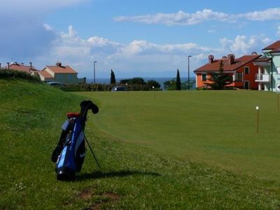 Golfplatz mit Meerblick