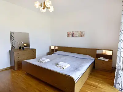 Schlafzimmer 2 mit Doppelbett, Kommode und Spiegel