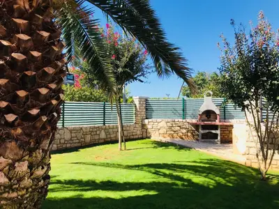 Im großen und gepflegten Garten zur gemeinsamen Nutzung steht ein Grill zur Verfügung