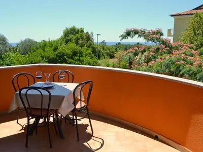 Der Balkon ist mit Tisch und 4 Stühlen ausgestattet