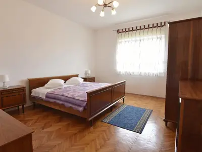 Schlafzimmer 2 mit Doppelbett, zwei Nachttische mit Nachttischlampen, Kleiderschrank