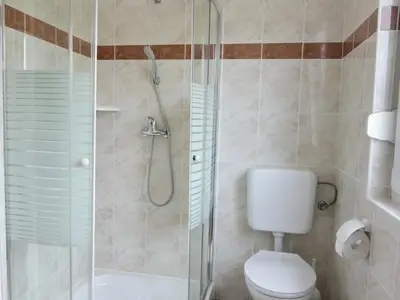 Badezimmer 2 mit Dusche und WC.