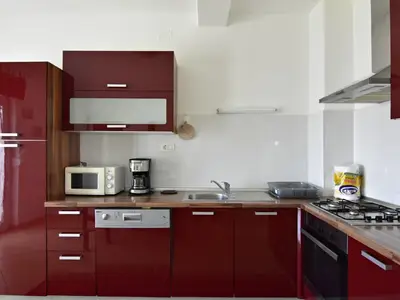 Die Küche ist ausgestattet mit Spülmaschine, Mikrowelle, Backofen, Wasserkocher, Kaffeemaschine