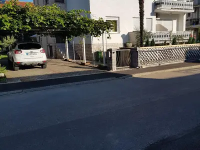 Direkte Umgebung des Objekts. APP-4-personen-Parken