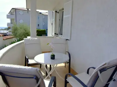 Die Terrasse ist ausgestattet mit Gartenstühlen und Tisch mit weitem Meerblick.