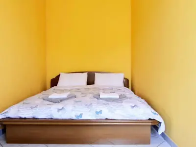 Das Schlafzimmer mit Doppelbett an den Wohnbereich angebaut (open space)