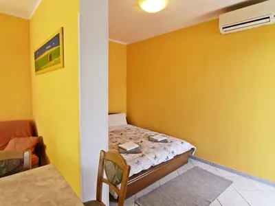 Das Schlafzimmer mit Doppelbett an den Wohnbereich angeschlossen, Klimaanlage