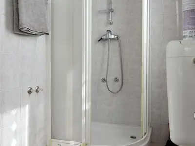 Das Badezimmer mit Dusche und WC.