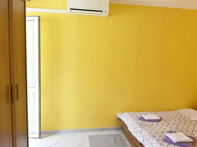 Das Schlafzimmer mit Kleiderschrank und Klimaanlage, Ausgang zum Balkon