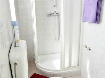 Das Badezimmer mit Dusche und WC.