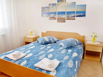 Das Schlafzimmer mit Doppelbett und 2 Nachttischen