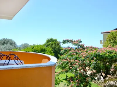 Der Balkon ist mit Tisch und 4 Stühlen ausgestattet