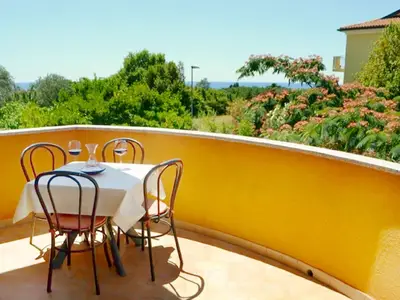 Der Balkon ist mit Tisch und 4 Stühlen ausgestattet