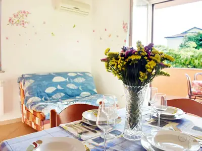 Der Essbereich mit 4 Sitzplätzen steht zur Verfügung und führt zum Balkon