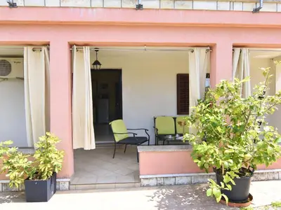 Die überdachte Terrasse am Eingang mit Gartenmöbeln ausgestattet