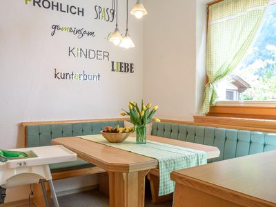 Essbereich mit Kinderstuhl