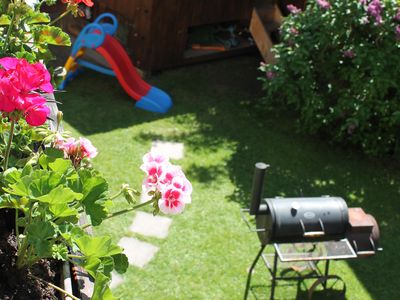 Garten mit Grillmöglichkeit und Spielplatz