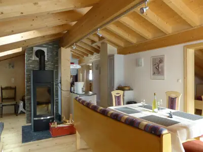 Kaminofen mit Essbereich