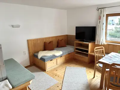 Stube mit sofa und TV