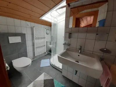 Badezimmer mit Dusche und WC