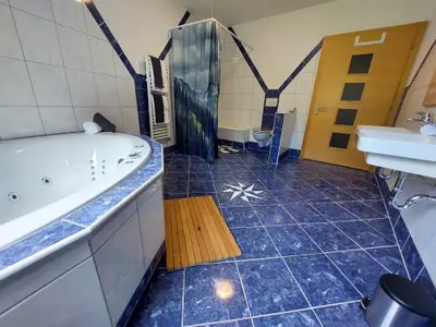 großes barrierefreies Badezimmer