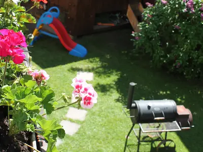 Garten mit Grillmöglichkeit und Spielplatz