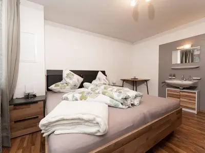 Schlafzimmer 1 mit Waschbecken