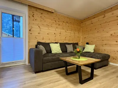 Gemütliche Wohnlandschaft mit Zirbenholzwand